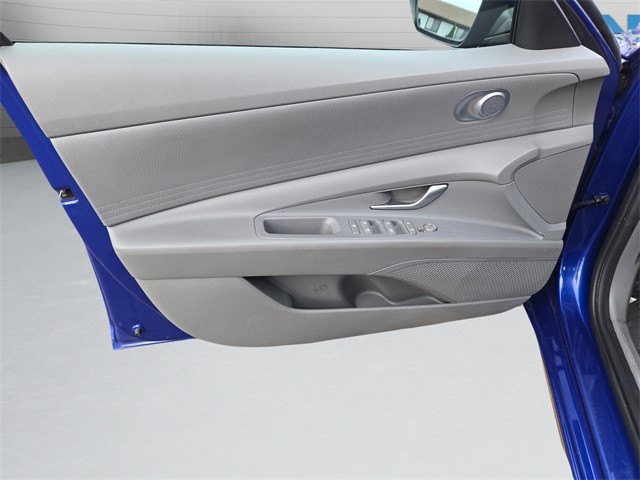 Hyundai Elantra Vehicle Full-screen Gallery Image 40