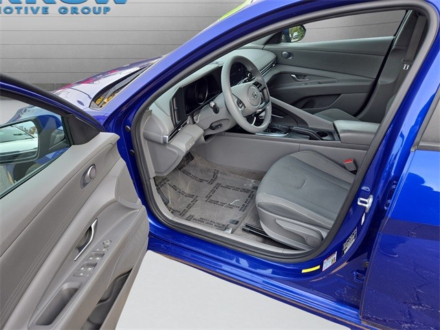 Hyundai Elantra Vehicle Full-screen Gallery Image 41