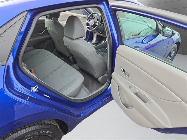 Hyundai Elantra Vehicle Full-screen Gallery Image 42