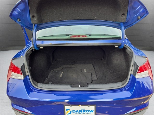 Hyundai Elantra Vehicle Full-screen Gallery Image 43