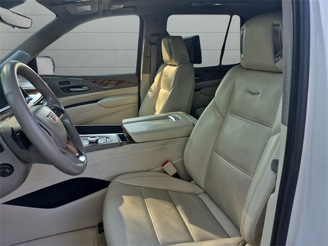Cadillac Escalade Vehicle Full-screen Gallery Image 09