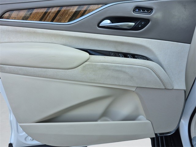 Cadillac Escalade Vehicle Full-screen Gallery Image 11