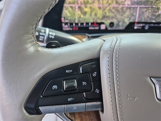 Cadillac Escalade Vehicle Full-screen Gallery Image 14