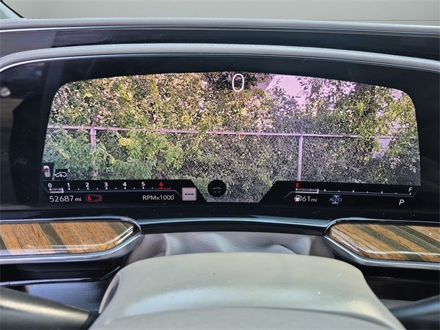 Cadillac Escalade Vehicle Full-screen Gallery Image 16