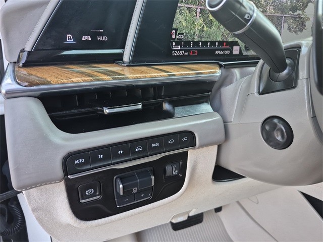 Cadillac Escalade Vehicle Full-screen Gallery Image 17