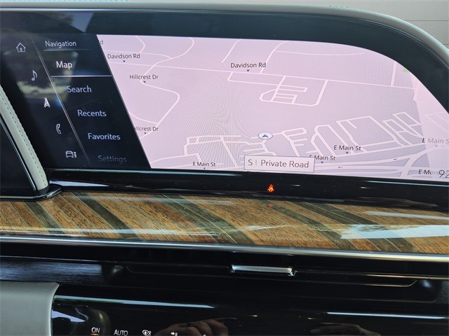 Cadillac Escalade Vehicle Full-screen Gallery Image 21