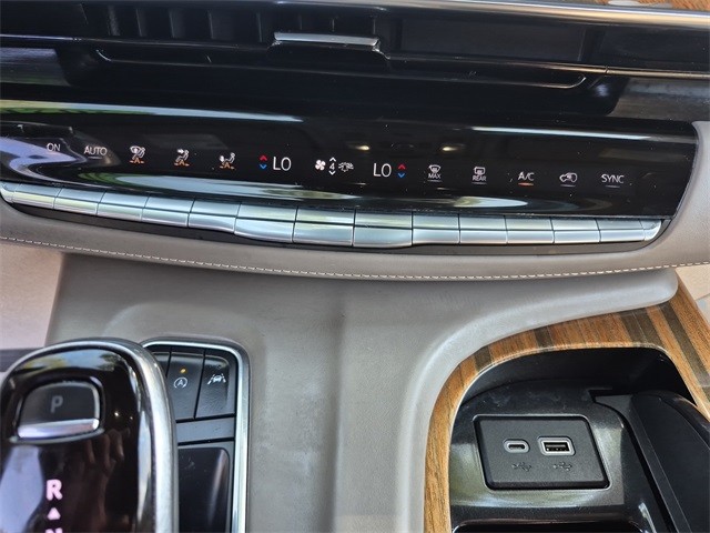 Cadillac Escalade Vehicle Full-screen Gallery Image 22