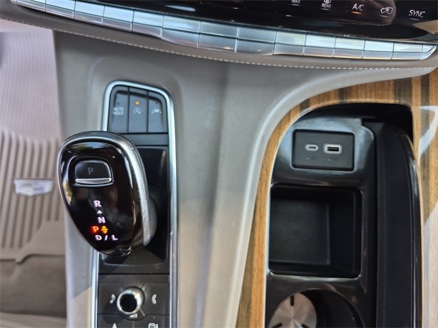 Cadillac Escalade Vehicle Full-screen Gallery Image 23