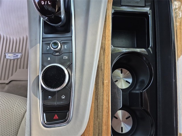 Cadillac Escalade Vehicle Full-screen Gallery Image 24