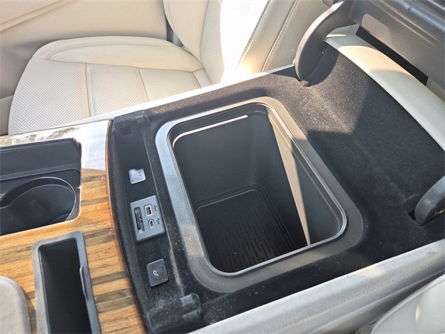 Cadillac Escalade Vehicle Full-screen Gallery Image 25