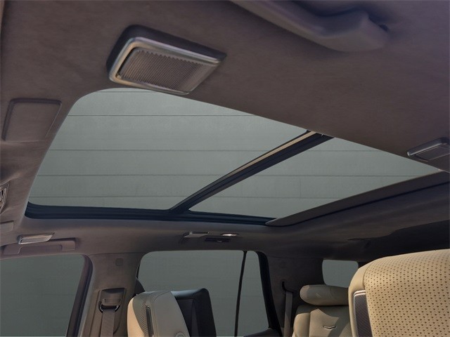 Cadillac Escalade Vehicle Full-screen Gallery Image 26