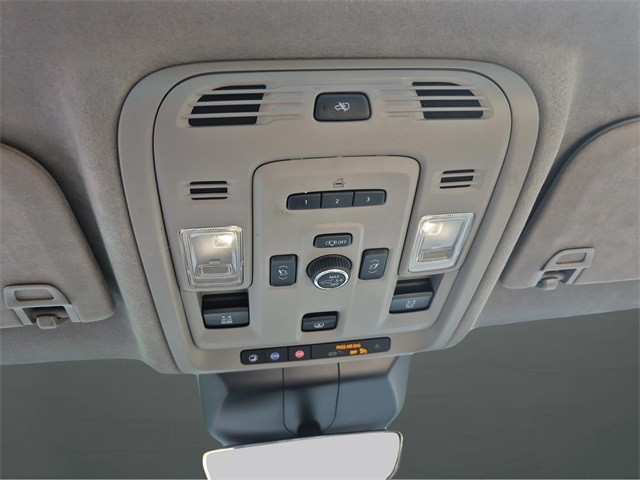 Cadillac Escalade Vehicle Full-screen Gallery Image 27