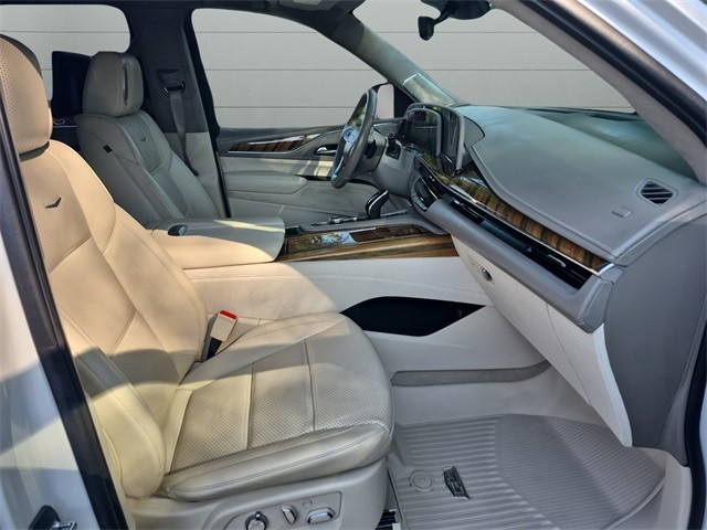 Cadillac Escalade Vehicle Full-screen Gallery Image 29