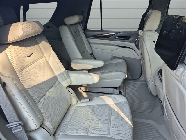 Cadillac Escalade Vehicle Full-screen Gallery Image 30
