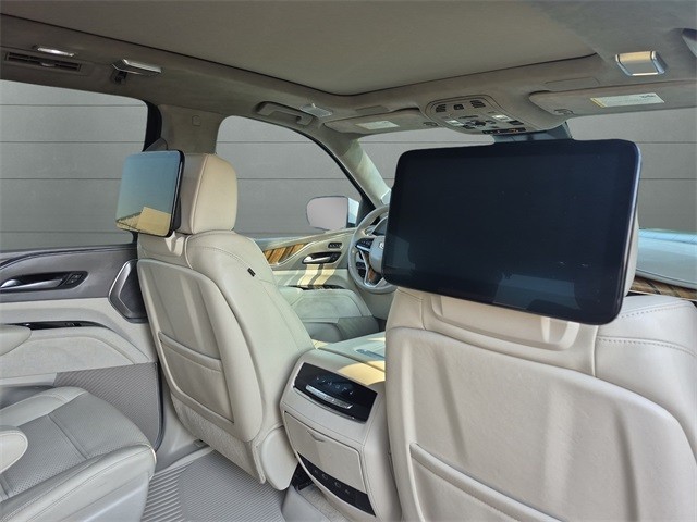 Cadillac Escalade Vehicle Full-screen Gallery Image 31