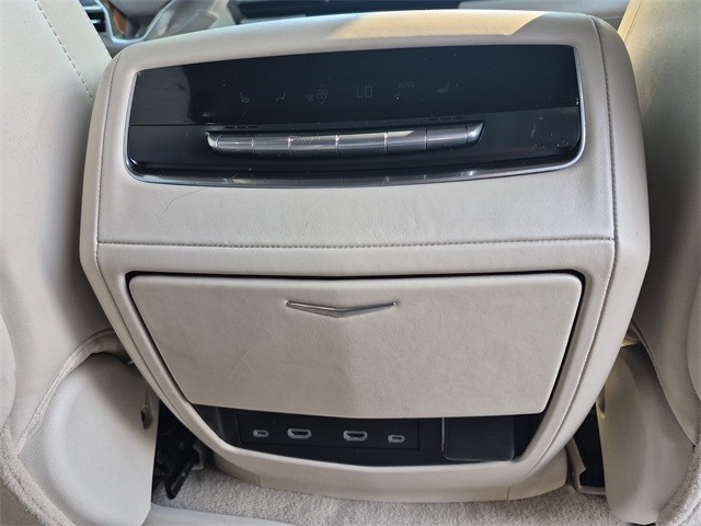 Cadillac Escalade Vehicle Full-screen Gallery Image 32