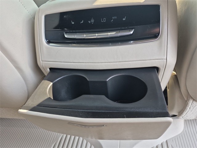 Cadillac Escalade Vehicle Full-screen Gallery Image 33