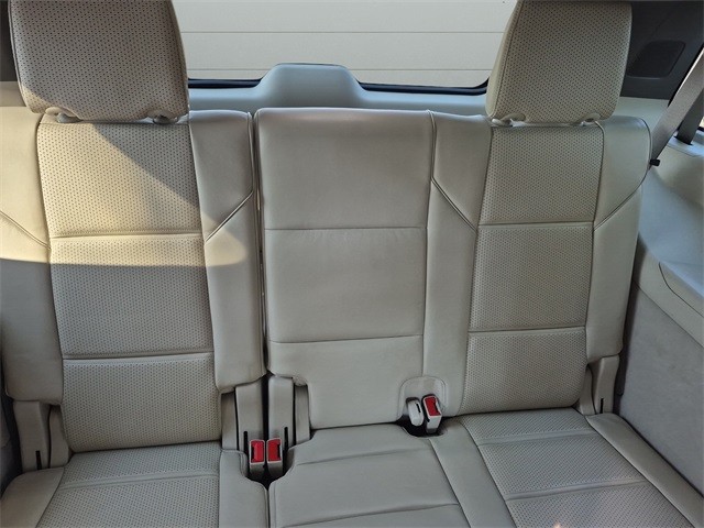 Cadillac Escalade Vehicle Full-screen Gallery Image 34