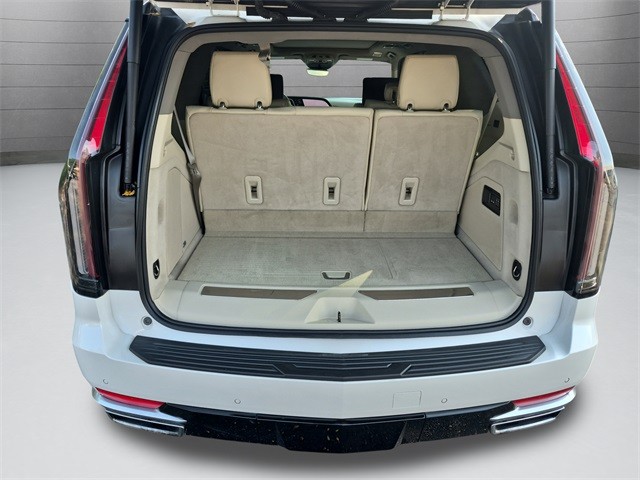 Cadillac Escalade Vehicle Full-screen Gallery Image 35