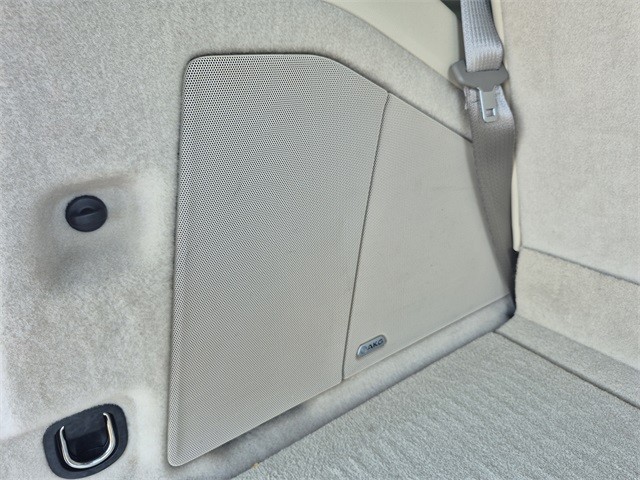 Cadillac Escalade Vehicle Full-screen Gallery Image 36