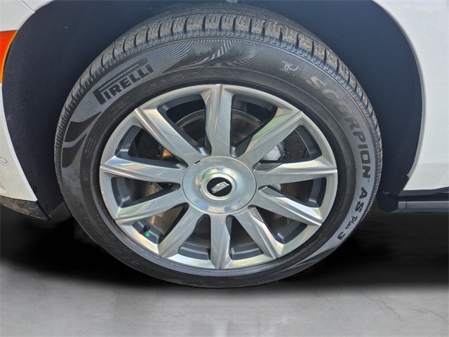 Cadillac Escalade Vehicle Full-screen Gallery Image 38