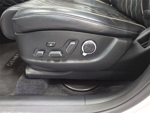 Genesis GV80 Vehicle Full-screen Gallery Image 29