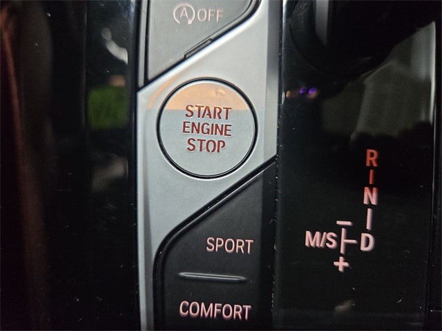 BMW X3 Vehicle Full-screen Gallery Image 21