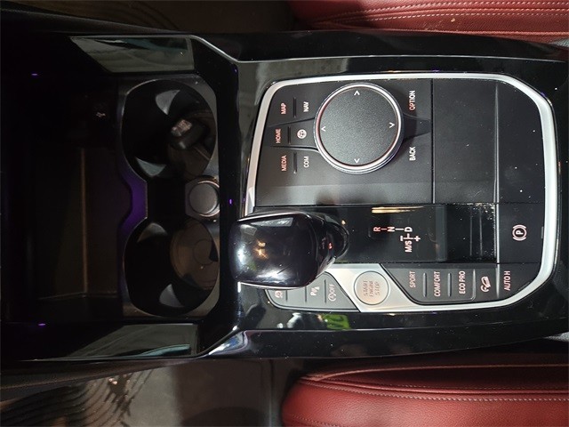 BMW X3 Vehicle Full-screen Gallery Image 23