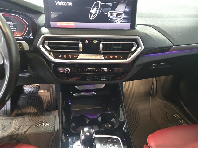 BMW X3 Vehicle Full-screen Gallery Image 24