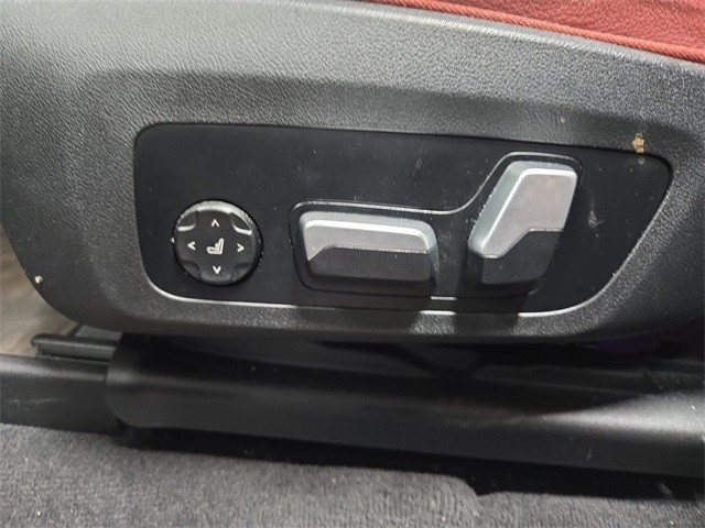 BMW X3 Vehicle Full-screen Gallery Image 33