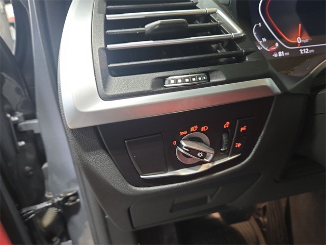 BMW X3 Vehicle Full-screen Gallery Image 34