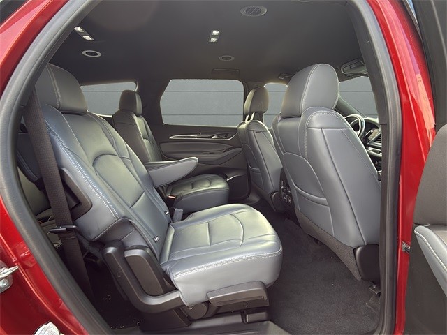 Buick Enclave Vehicle Full-screen Gallery Image 12