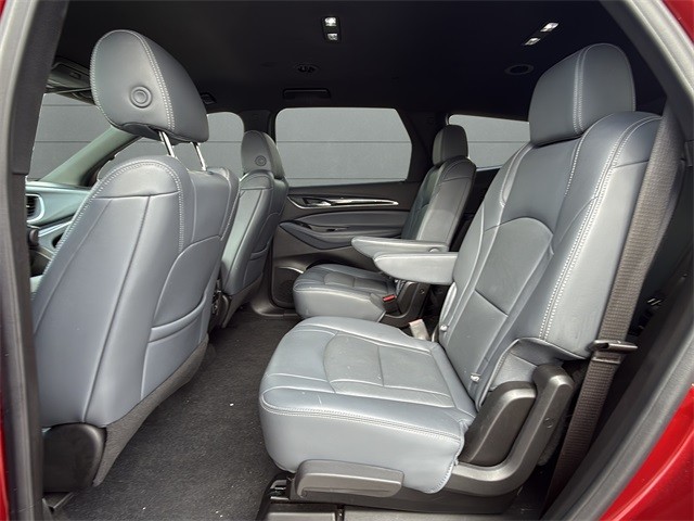 Buick Enclave Vehicle Full-screen Gallery Image 17