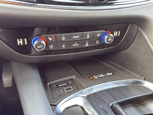 Buick Enclave Vehicle Full-screen Gallery Image 26