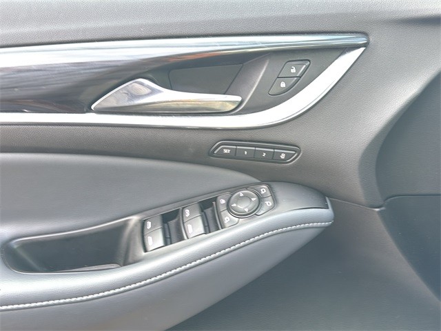 Buick Enclave Vehicle Full-screen Gallery Image 30