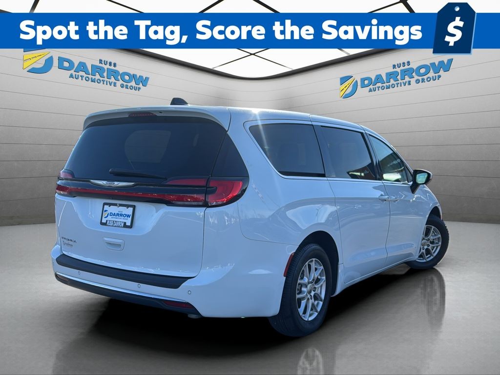 Chrysler Pacifica Vehicle Full-screen Gallery Image 05