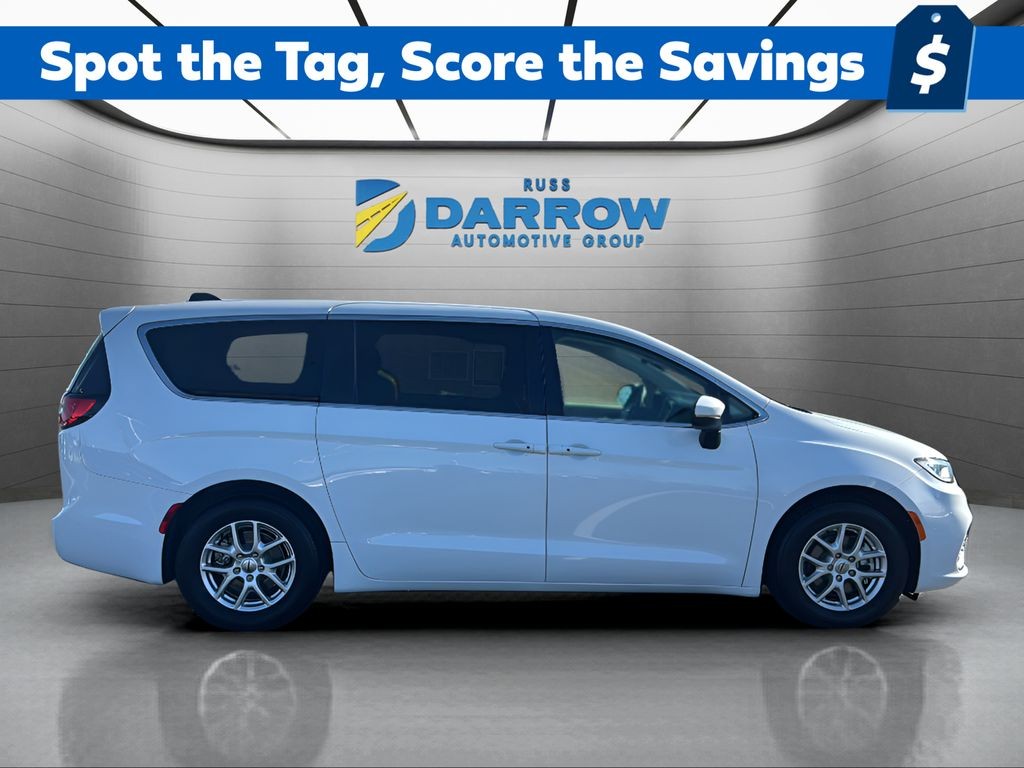 Chrysler Pacifica Vehicle Full-screen Gallery Image 06