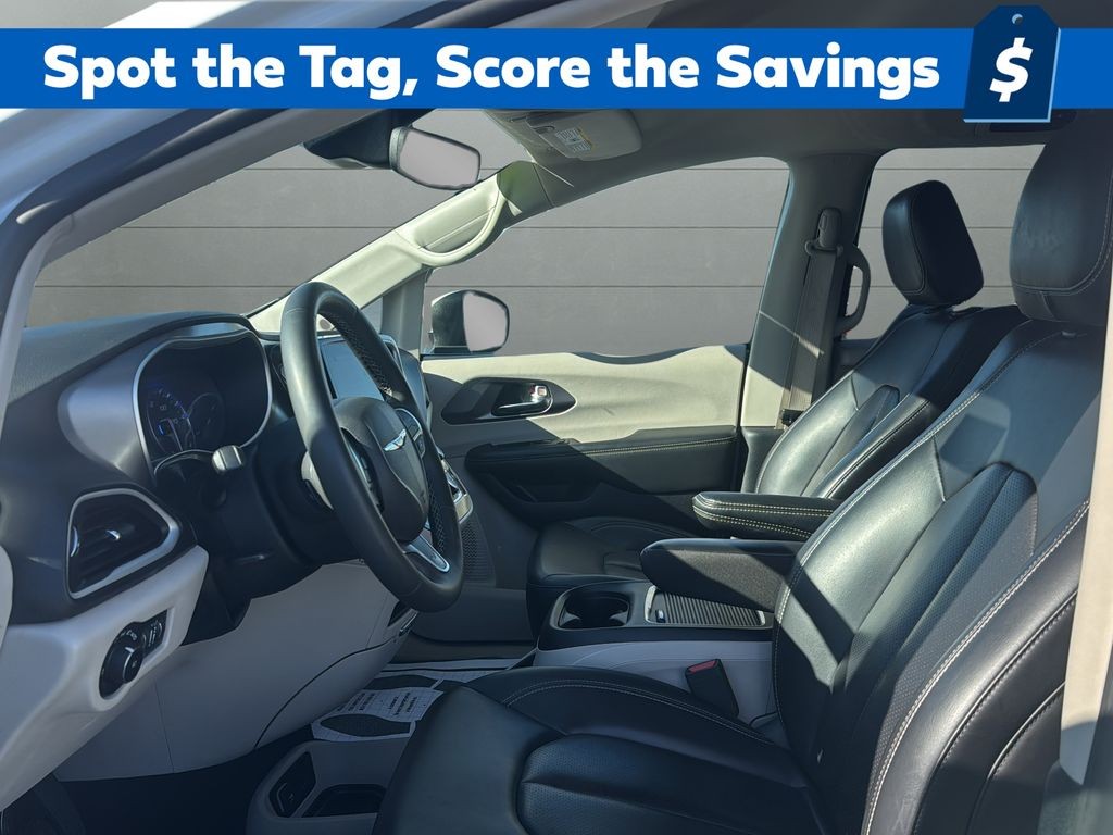 Chrysler Pacifica Vehicle Full-screen Gallery Image 09