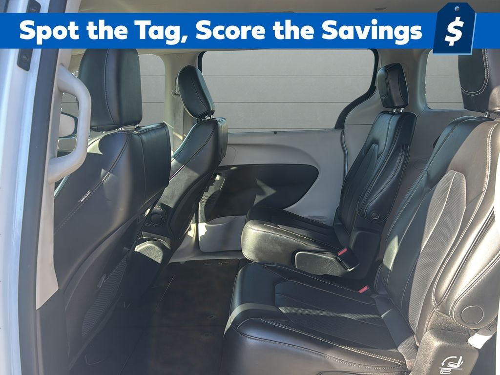 Chrysler Pacifica Vehicle Full-screen Gallery Image 10