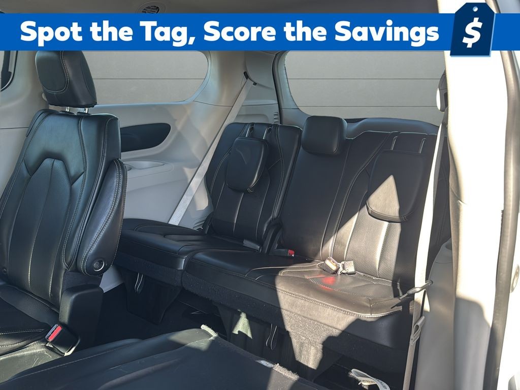 Chrysler Pacifica Vehicle Full-screen Gallery Image 11