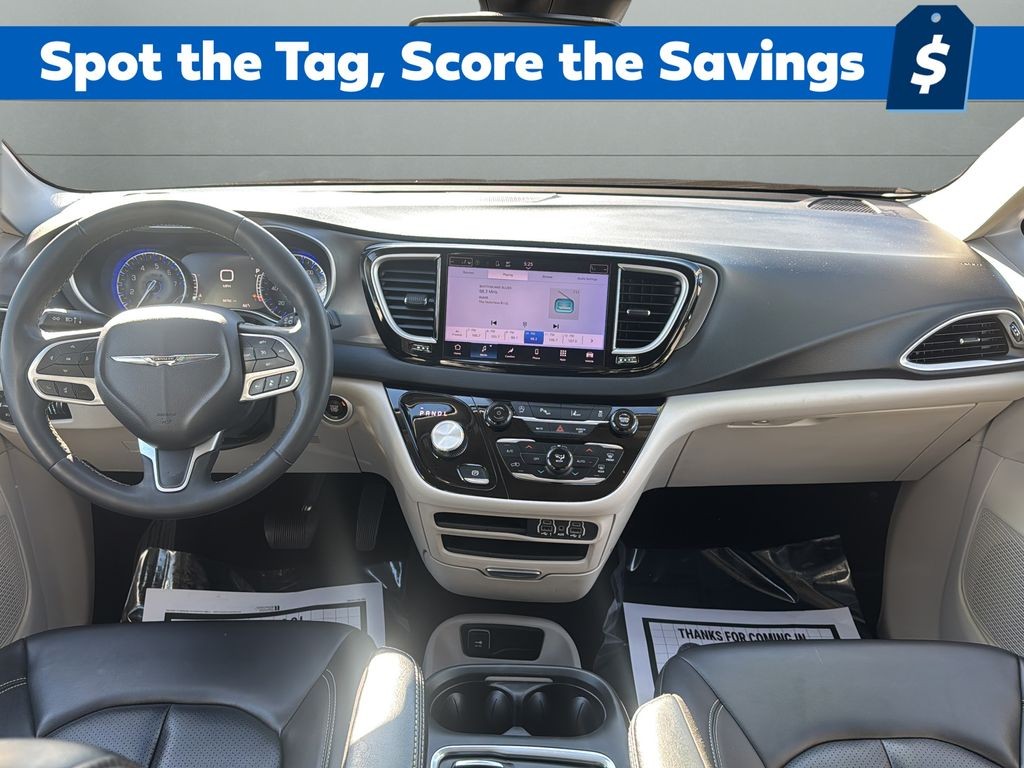 Chrysler Pacifica Vehicle Full-screen Gallery Image 12