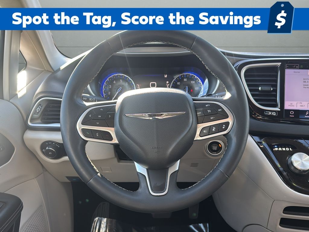 Chrysler Pacifica Vehicle Full-screen Gallery Image 13