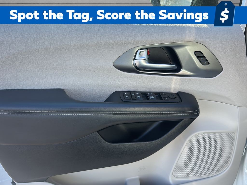 Chrysler Pacifica Vehicle Full-screen Gallery Image 18