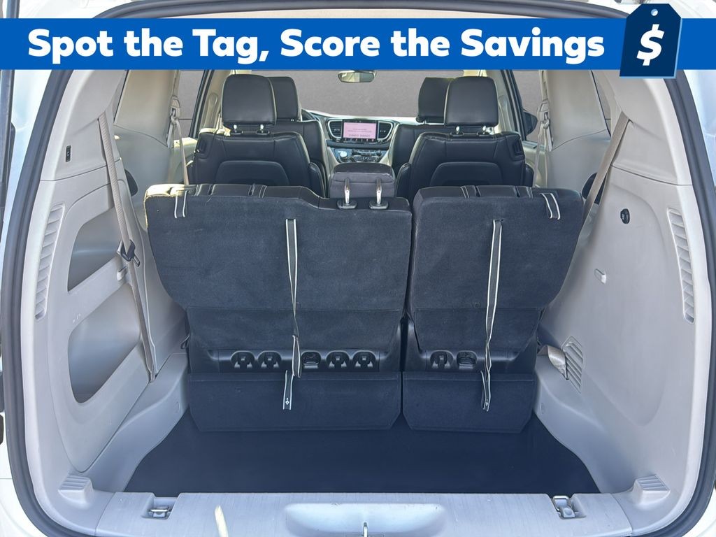 Chrysler Pacifica Vehicle Full-screen Gallery Image 19