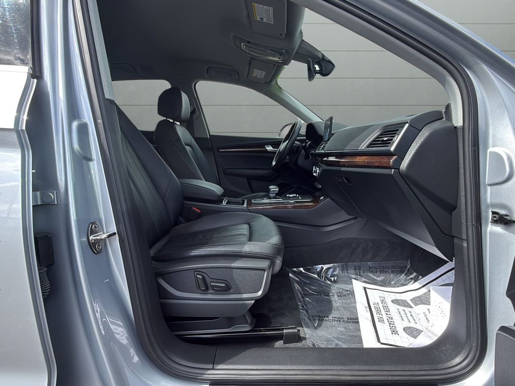 Audi Q5 Vehicle Full-screen Gallery Image 10