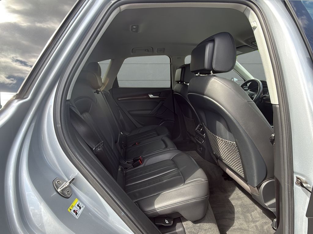 Audi Q5 Vehicle Full-screen Gallery Image 11