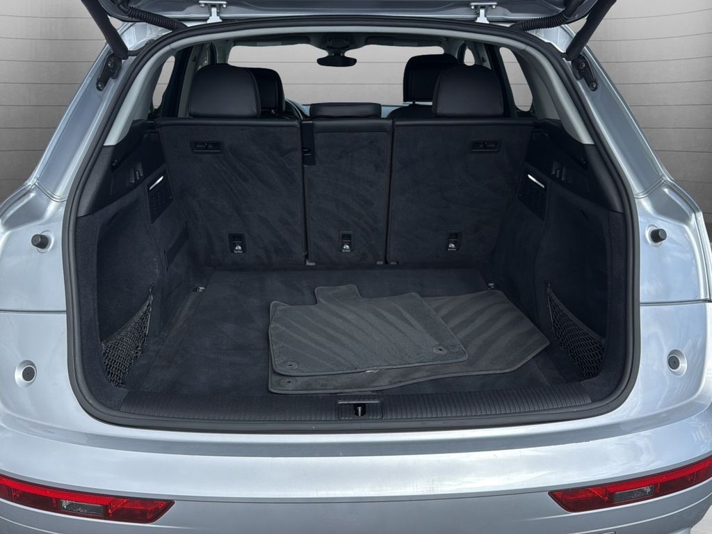 Audi Q5 Vehicle Full-screen Gallery Image 12