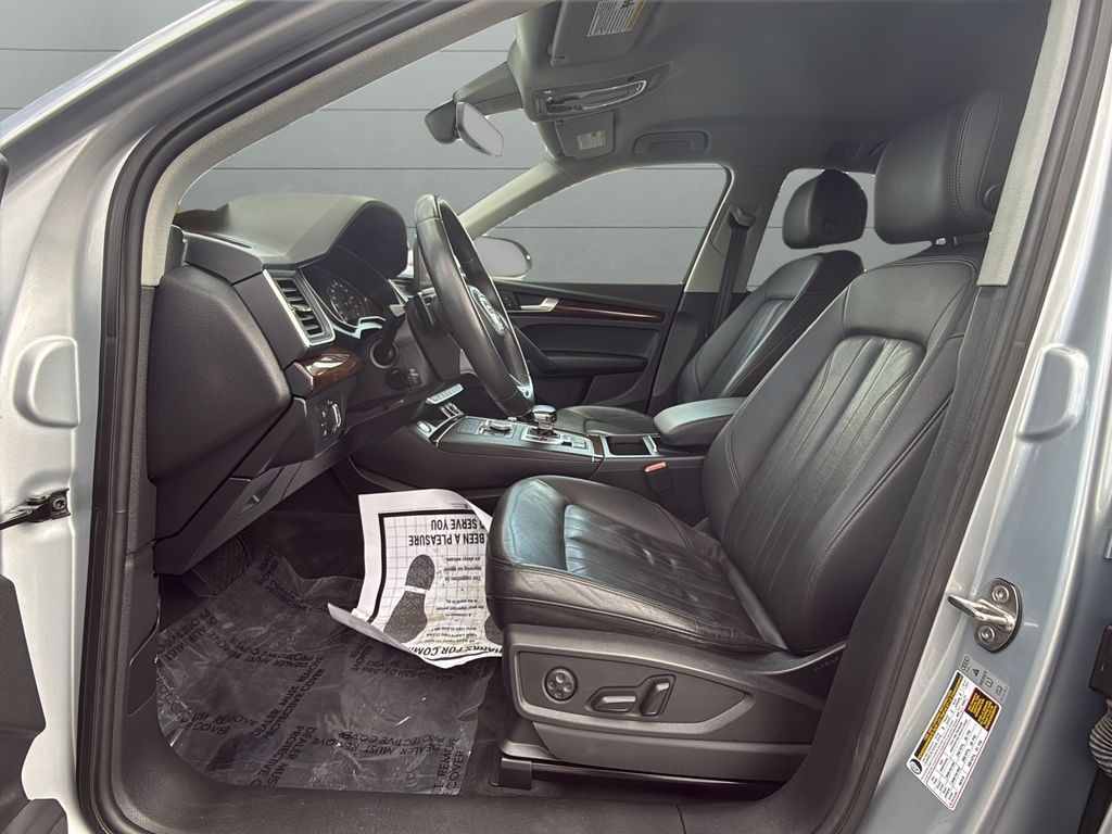 Audi Q5 Vehicle Full-screen Gallery Image 13