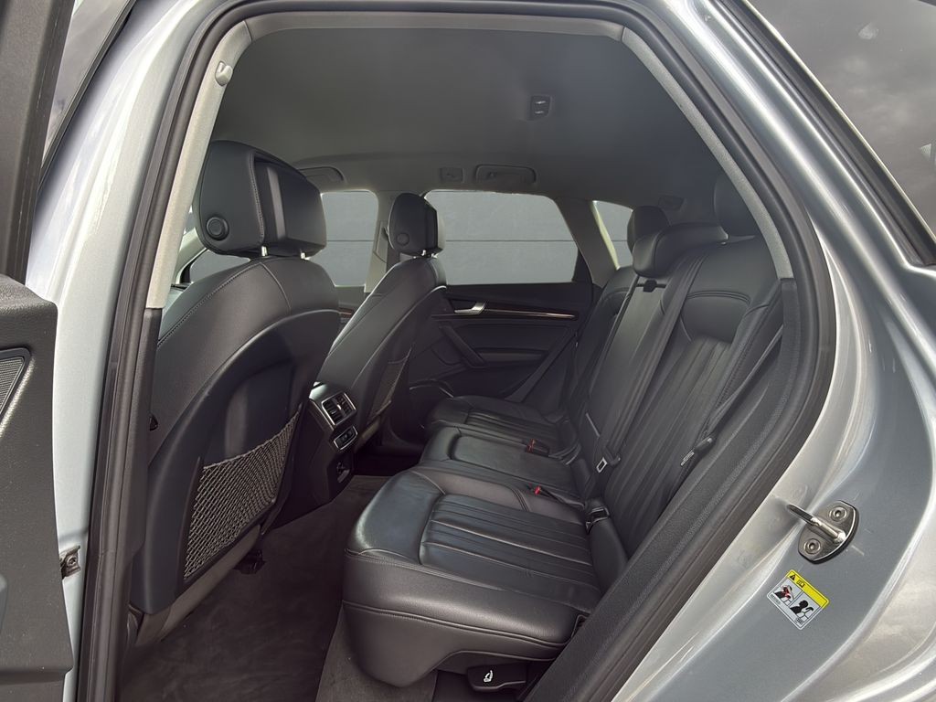 Audi Q5 Vehicle Full-screen Gallery Image 14