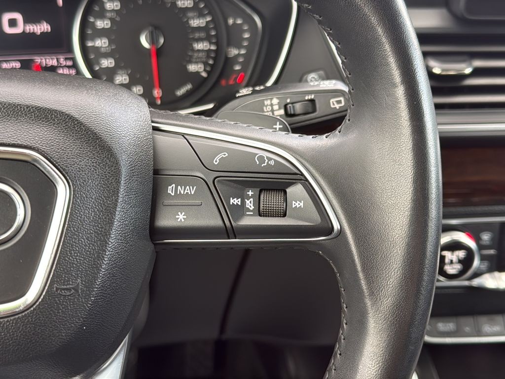 Audi Q5 Vehicle Full-screen Gallery Image 18